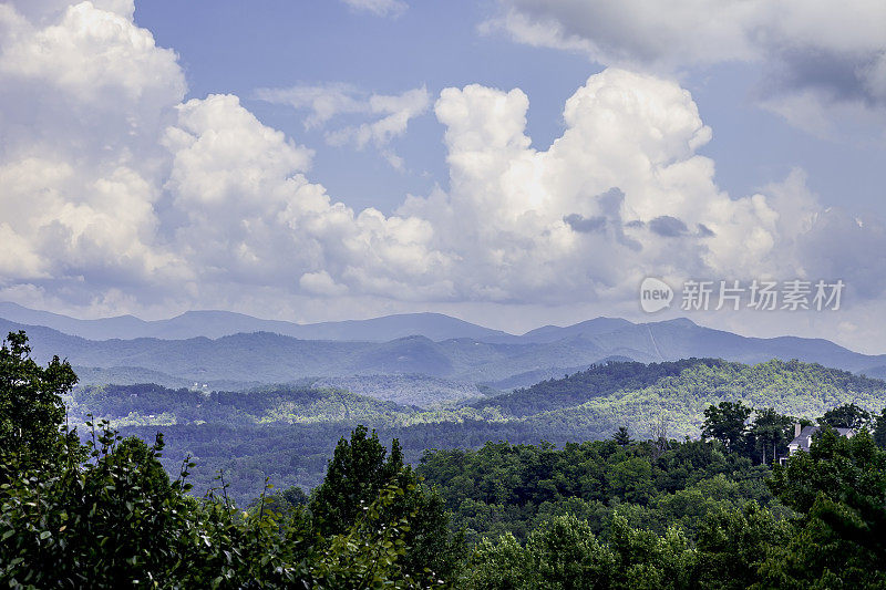 夏季，北卡罗来纳大烟山的阳台景色令人惊叹。大烟山(Great Smoky Mountains)从田纳西州和北卡罗来纳州的边界开始，从那里向美国东南部的东北方向延伸